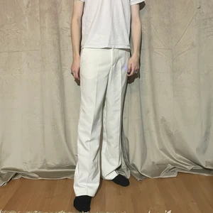 Jaded London - Jaded London kostymbyxor i gräddvit färg. Använda en gång då de inte är min stil. Sitter supefint. Jag är 182cm lång.