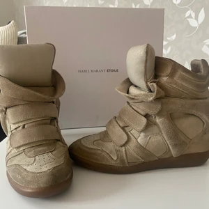 Isabel Marant skor  - Säljer ett par isabel marant skor i storlek 39. Köpa för 4400kr på nk för 3 årsedan. Vid intresse så skickas fler bilder. Säljer dom för 1500 inkl frakt💗💗