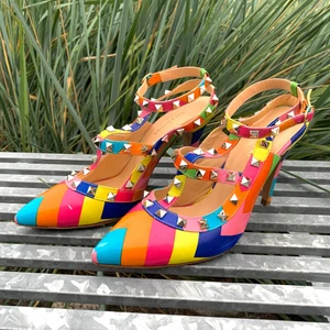 Valentino klackar 🧡 - Säljer ett par asballa Valentino klackar i modellen Garavani i storlek 39. Dem är använda och har därför lite märken som syns på bilderna, men är annars i väldigt bra skick. Liknande skor säljs i vanliga fall för minst 6000 kr. Budgivningen startar på 1000 kr och buda i kommentarerna 💜