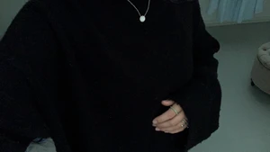 Stickad tröja - Så mysig stickad tröja som e använd fåtal gånger men inte används längre tyvärr. Jag är en S/M och denna sitter oversized på mig🌸🌸