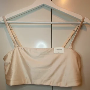 Bikini  - Väldigt fin bikini topp från Bik Bok. Aldrig använd. Bara testat och den passar inte mig. Storlek M. Nypris 149kr budgivningen börjar på 90 kr eftersom den inte finns kvar att köpa i butik 🤎 vet inte priset på frakten än 📦