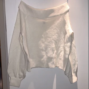 Vit topp i strl xs🥰 - Vit jättefin topp i strl xs💕Den är super skön och såå fin😩😍Skriv för fler bilder privat😘