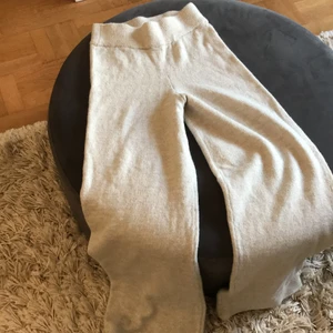 Stickade byxor - Stickade byxor från H&M, oanvända i stl. xs.                      Mjuka stickade mysbyxor. Köparen står för frakt, kan mötas upp i Stockholms centrala delar. Ansvarar inte för postens slarv!