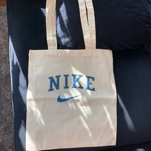 NIKE tygväska (fake) - Oanvänd Nike Tygväska köpt på Etsy för 50£. OBS den är fake 