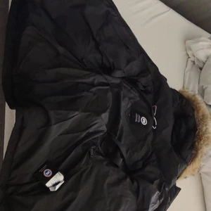Canada Goose jacka - Säljer denna fina jacka då jag kommer köpa ny nu till vinter och den ej kommer komma till användning. Den är köpte för ca 10.000kr och kvitto finns.