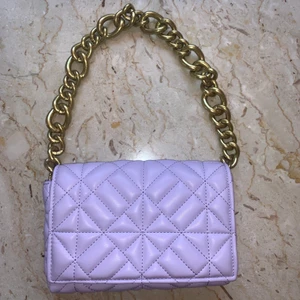 Zara väska  - Snygg lavendelfärgad axelväska från Zara💜 Använd 1 gång. Frakt är ej inkluderat i pris