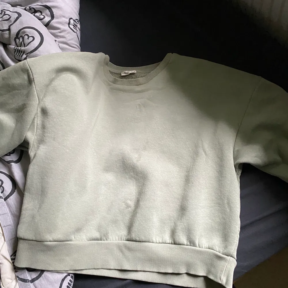 Here we go again! en extremt snygg sweatshirt perfekt för hösten i storlek s/m, köpt för 399kr å säljer för 100kr (inkl frakt), sjukt billigt. passa på och köp . Hoodies.