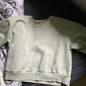 sweatshirt  - Here we go again! en extremt snygg sweatshirt perfekt för hösten i storlek s/m, köpt för 399kr å säljer för 100kr (inkl frakt), sjukt billigt. passa på och köp 