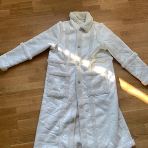 Vit NAK-D teddykappa NY Strlk 40 - Helt ny kappa från NAKD med lapp kvar. Storlek 40 