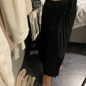 Lång kjol från Gina  - Passar bra på M är ganska smal i midjan och man jämför med vad det som står som M är men den bra å är st 38.   Knappt använd 