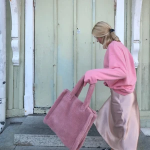 Vera & Lucy satinkjol - En jätte fin satinkjol från Vera&Lucy i storlek S, säljer eftersom den inte kommer till användning längre💖 BUDGIVNING i kommentarerna🥰🥰