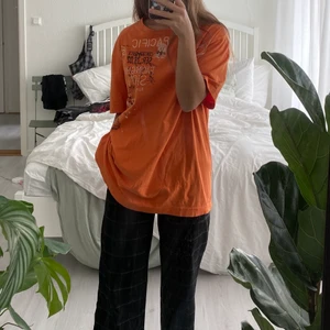 Vintage oversized t-shirt  - Orange vintage oversized t-shirt.💗 Tagit den ur min pappas garderob så vet tyvärr nt vart den är ifrån eller när den är köpt😅 jag är i vanligafall storlek xs/s och denna sitter väldigt oversized på mig. Skicka privat vid fler frågor eller vid intresse!💗