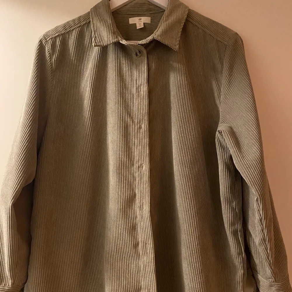 En mörkgrå overshirt/skjorta från H&M. Manchestertyg. Storlek L. True to size. Väldigt fin till hösten💕. Skjortor.