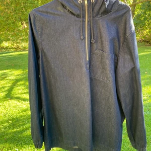 Jacka denim, Dr Denim, stl L - Mörkt denimblå jacka i anorakmodell från Dr Denim, stl L. Använd 1-2 gånger, så himla fin!