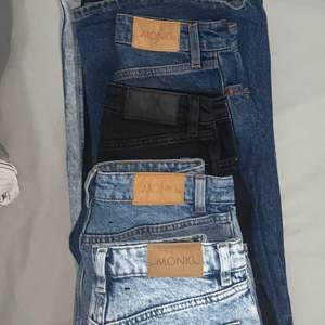 4 par jeans i färgerna svart,mörkblå,vanlig blå och ljusblå. Alla jeansen är i samma modell och de har samma passform. På de 2 sista bilderna ser ni hur jeansen sitter. (Alla sitter likadant)
