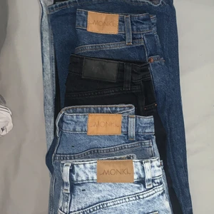 Jeans  - 4 par jeans i färgerna svart,mörkblå,vanlig blå och ljusblå. Alla jeansen är i samma modell och de har samma passform. På de 2 sista bilderna ser ni hur jeansen sitter. (Alla sitter likadant)
