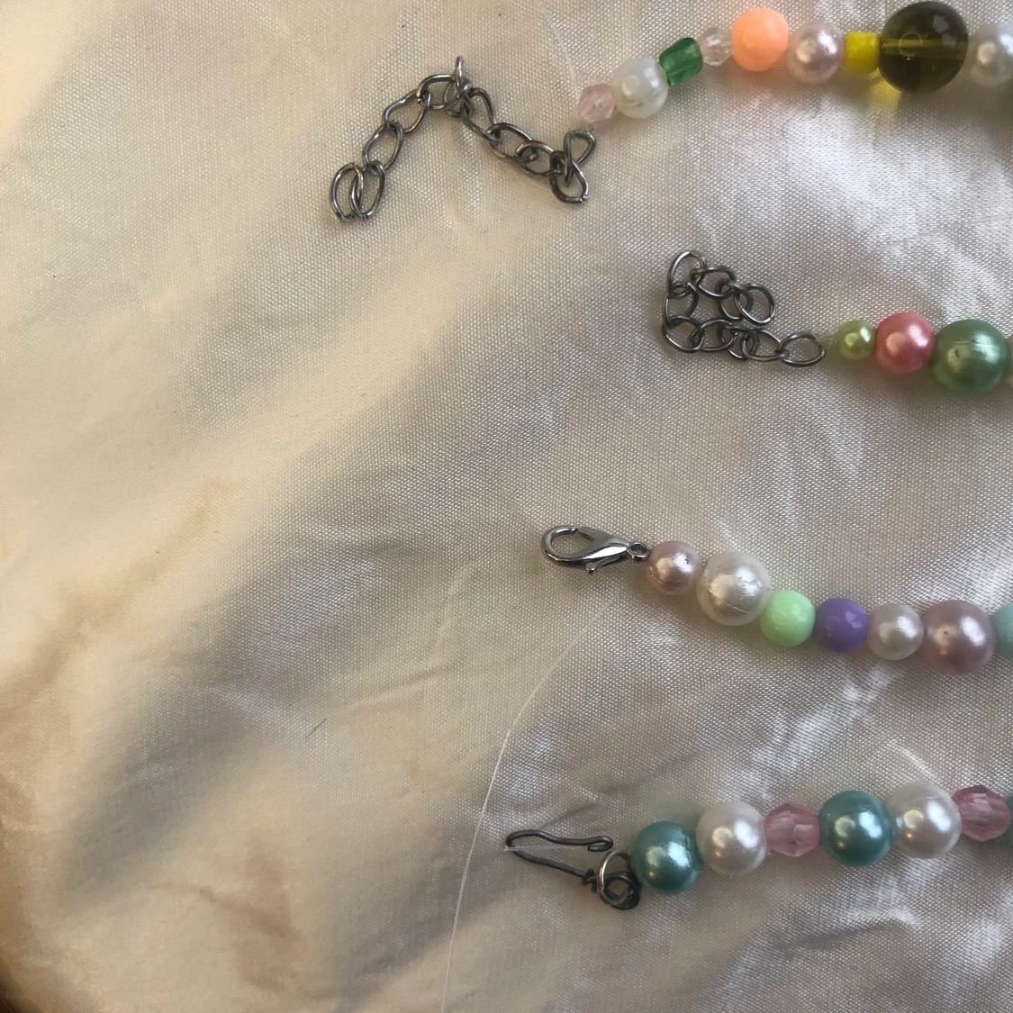 Pärlhalsband med berlocker - 91