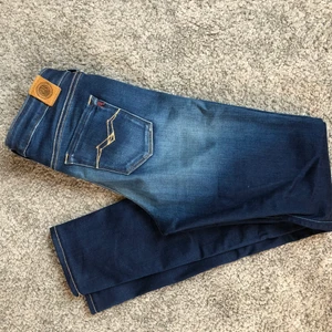 Replay byxor i nyskick - Jättefina och supersköna byxor från Replay i hyperflex material. Köpta för 1000kr och använda cirka 10 ggr, så i nyskick🤍 Lågmidjade och trendiga❤️‍🔥 Storlek 158cm och sitter bra på mig som är 164cm. Köparen står för frakten❣️