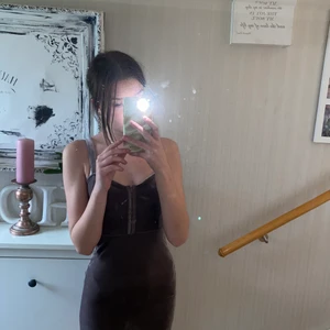 Lila brun klänning sammet  - Säljer nu mina klänning. Som är lila brun sammet. Väldigt fin till nyår. Använt den några få gånger. Men den är tyvärr inget jag använder längre. Endast Swish. Köparen står för frakt. 