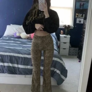 Leopard Tights/leggings  - Jättefina och coola leopard tights/leggings, väldigt bra skick ser ut som oanvända, jag använder inte längre så tänkte sälja. Köpta second hand.(Om ni vill ha fler bilder fråga i chatten).