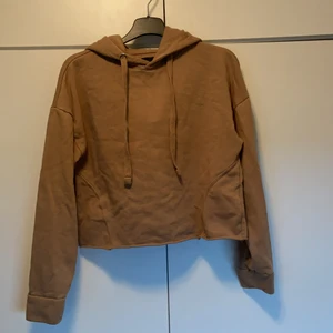 Beige Hoodie  - 🌸En super mysig beige hoodie som är lite kortare          🌸Från lager 157