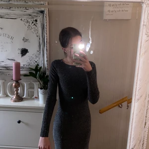 Glittrig klänning  - Säljer nu min glittriga klänning då jag använt den endast en gång. Och inte kommer göra det igen. Då den är för stor. Den är i nyskick. Endast Swish. Köparen står för frakt. 