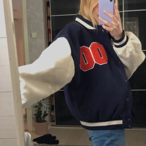 varsity jacka - Säljer min snygga baseball jacka😍 den är använd 1 gång så är super fin och hel!! Snygg oversized jacka och passar perfekt nu i höst❤️ 