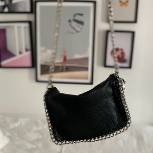 Svart Väska - Tiamo - Svart fin väska med silver kedja 