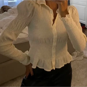 BLUS  - Säljer nu den här fina blusen. Som har aldrig tyvärr kommit till användning💞💞 pris lappen är kvar. 200kr+ frakt❤️ super fin som till en fest eller till en dejt! Sjukt snygg och användbar blusen ❤️💞💞💞😁😁 storlek s