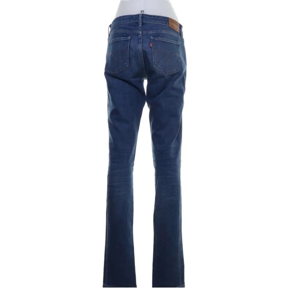 Levi Strauss & Co jeans i storlek 27. Varan är i bra skick och har inga tydliga defekter och är aldrig använda av mig. LÅGMIDJADE . Jeans & Byxor.