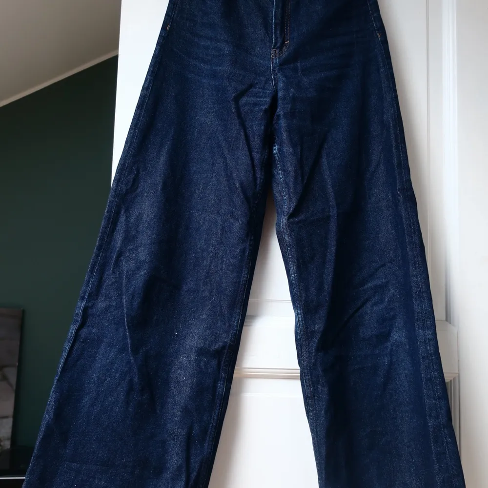 Superflared jeans från COS i mörkblått. Har växt ur annars hade jag älskat! Sköna som attan. Perfekta höstbyxan. . Jeans & Byxor.