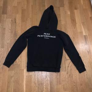 Säljer min svart peak performance hoodie från kidsbrandstore. Köpt för 700 kr. Ganska använd men syns inte mycket alls.