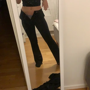 Kostymbyxor bootcut - Svarta kostymbyxor bootcut från bikbok som jag köpte för 400kr men säljer för dom har blivit för små för mig. Storlek 38. Använda Max 5 gånger. 