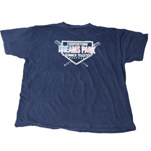 Dreams park - Vintage T-shirt - En riktigt cool amerikanskt röja som har stora vibbar från nittiotalet. Den är marinblå och är lite av en baggy fit och därmed rätt enkel att få till som oversized. Thriftad för länge sedan på valeries thrift store i Los Angeles.