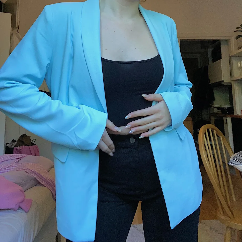 Säljer min oanvända lössittande blazer ifrån Nelly då den inte kom till användning och jag glömde skicka tillbaka!! Sitter oversized och är assnygg, lappar kvar då den är oanvänd ❤️ Frakt tillkommer på 50kr . Kostymer.