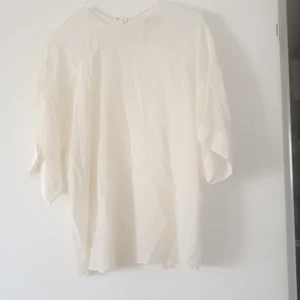 Other stories topp - Fin topp , 100% silk, storlek 36 menn passar också 38 och 40, lite oversize. Jag bjuder på frakten.
