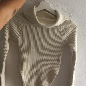 Beige Gina Tricot tröja str S - Bra skick, knappt använd. Storlek S. Skärning i midjan.
