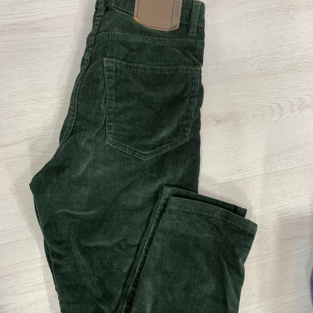 Gröna manchesterjeans från PULL&BEAR. Straight fit. . Jeans & Byxor.