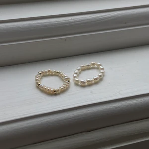 Supersöta pärlringar! - 1 för 60kr eller båda för 100! Ringarna är justerbara (de har ett elastiskt band), passa på innan de tar slut🤍✨
