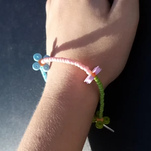 Blommarmband - Ett handgjort armband med blommor gjort av elastisk tråd