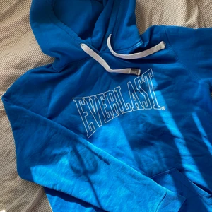 Hoodie  - Säljer nu denna hoodien från Everlast!💕🐻 Varm och mysig nu till hösten. Storlek XL. Sitter snyggt oversized på S/M/L. ENDAST SERIÖSA BUD🧚‍♀️