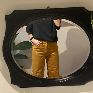 Weekday jeans  - Vida Jeans från weekday i gul/senapsgul/brun färg. Storlek 26. Priset går alltid att diskutera, så ge ett eget bud!