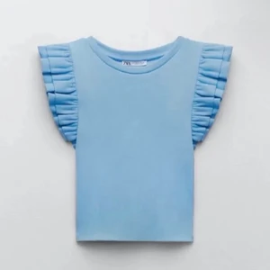 Blå topp - Säljer denna jättefina volang toppen från zara! Har haft användning av den ett fåtal gånger. 