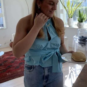 Zara topp - Köpt i somras men endast använd 1 gång. Storlek S, man knyter även toppen bak eller fram beroende på hur man vill ha den