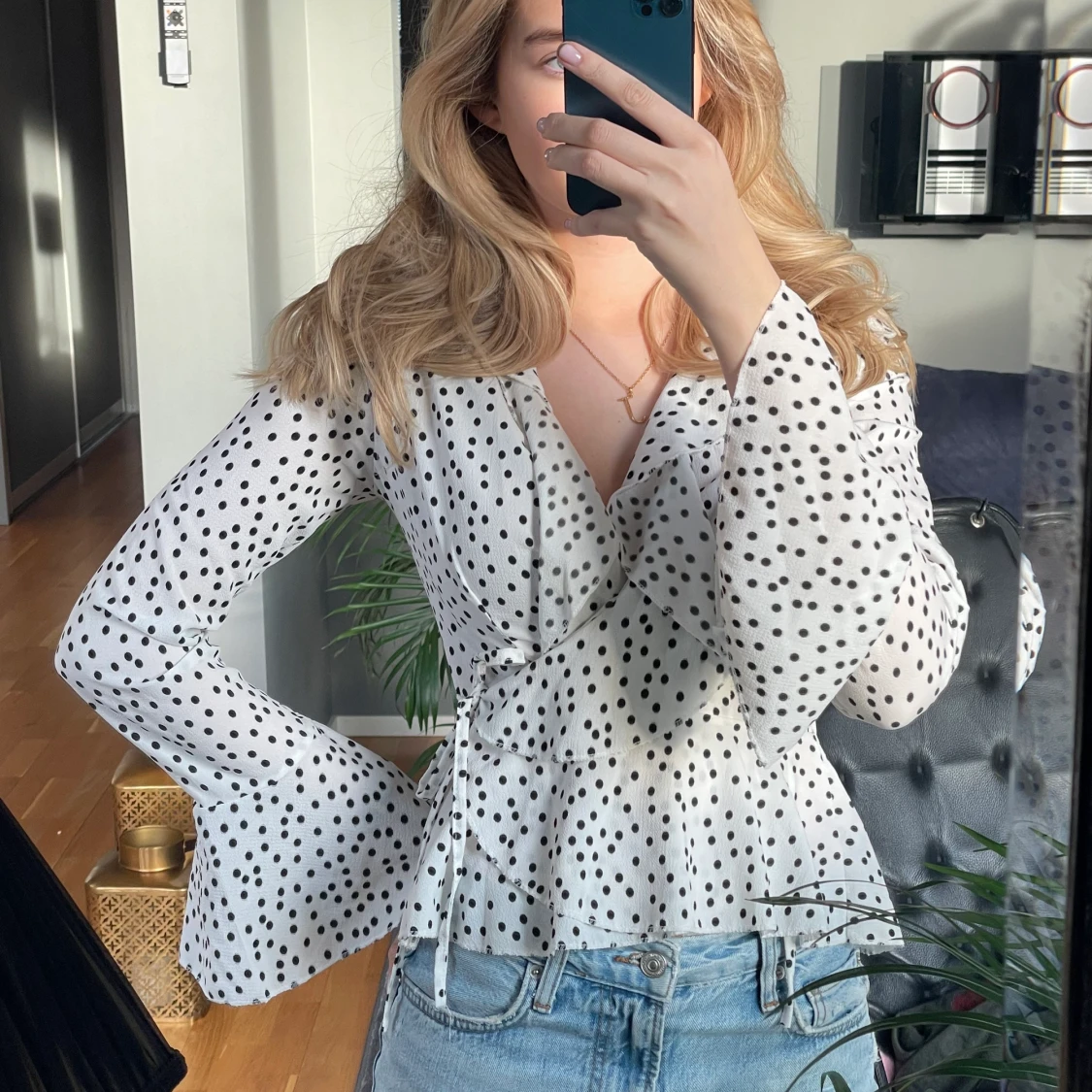 Prickig blus, i svart och vit 