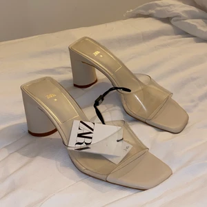 Klackar zara - Super fina sandaler/ låga klackar ifrån zara. Mycket poppis men tyvärr aldrig använda. Storlek 38 och mycket bekväma då dom inte är speciellt höga. 