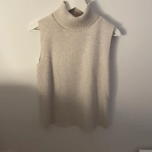 Stickad topp zara - Så fin och skön topp från zara. Aldrig använd så helt i nyskick. Beige i färgen och jätteskön. Inte stickig! Kan frakta om köparen står för kostnaden 😍🚚