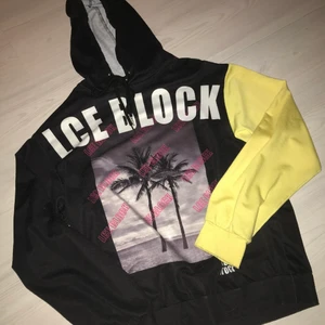 Hoodie - Cool hoodie som jag köpte för några år sedan men som jag inte använder längre. Den sitter oversized på mig som i vanliga fall har s/m.
