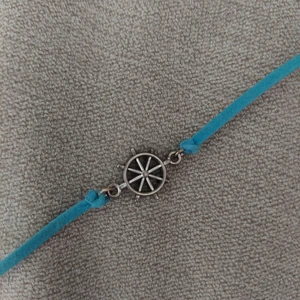 Armband  - Armband. Roder i blått band. 19cm långt