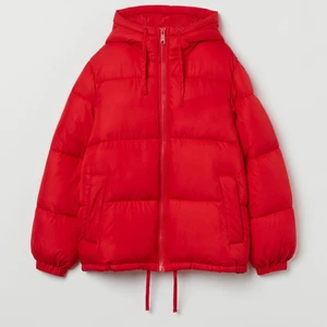 Hm jacka !!! - Säljer min röda jacka ifrån hm pågrund av att jag har väldigt många jackor och knappt använd bara testad!!! Storlek s, säljer för 500kr eftersom dem är slutsålda i nästan alla färger och kostar 400kr i nypris